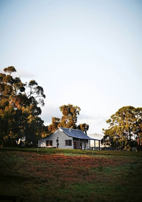 Country Style's new book, Country Homes in Australia: 30 Years of Life on the Land, features a collection of gorgeous rural homes and incredible characters who have filled the pages of the magazine over the past 30 years. Rural Australia Aesthetic, Australian Gothic, Room Ideas For Men, Vibey Apartment, Room Ideas For Men Bedroom, Rural Photography, Baddie Apartment, Baddie Apartment Ideas, Men Bedroom