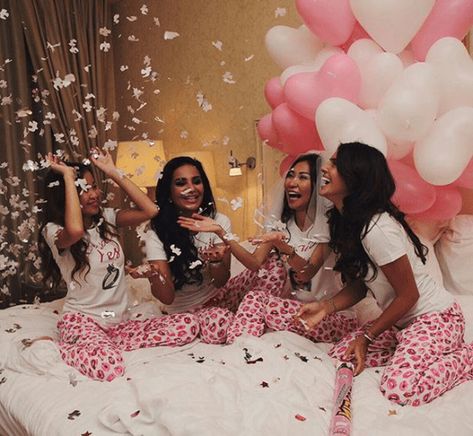 How To Have The Best Girls Night Ever Birthday Pictures Ideas, Adult Slumber Party, Pyjamas Party, Bridesmaid Photoshoot, Birthday Goals, Pj Party, Party Photoshoot, Fun Friends, Bff Goals