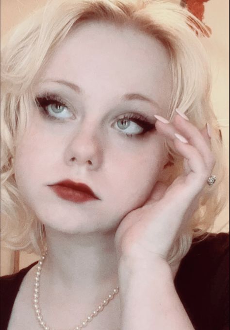 Subtle Vintage Makeup, Victorian Aesthetic Makeup, Dark Vintage Makeup, Old School Hollywood Makeup, Dark Coquette Makeup Aesthetic, Grunge Coquette Makeup, 1950s Inspired Makeup, Old Fashioned Makeup Looks, Vintage Prom Makeup