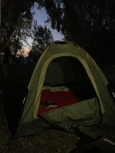 #camping #aesthetic #nature #night #friends #summer #summervibes Camp Aesthetic Dark, Creepy Camping Aesthetic, Camping At Night Aesthetic, Dark Camping Aesthetic, Backyard Camping Aesthetic, Nature Date Ideas, Night Camping Aesthetic, Camping Aesthetic Night, Camping In Winter