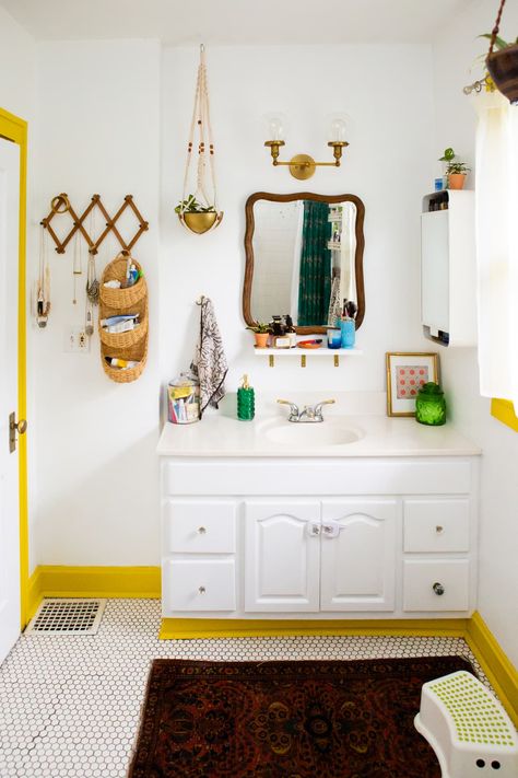 50 Best Small Bathroom Decorating Ideas - Tiny Bathroom Layout & Decor Tips | Apartment Therapy Tiny Bathroom Layout, Neutral Bathroom, Blue Bath, Yellow Bathrooms, Bathroom Items, Apartment Bathroom, Bad Design, Tiny Bathroom, Simple Bathroom