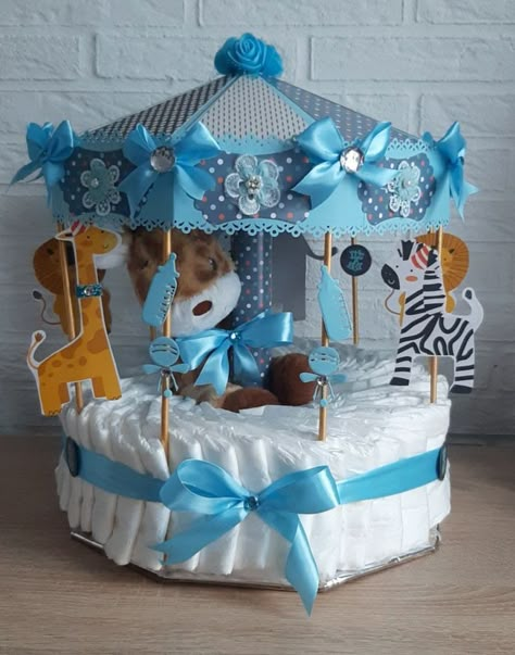 Unique Diaper Cakes For Boys, Unique Diaper Cakes, Baby Shower Favors Diy, Surprise Baby Shower, Diaper Gifts, Idee Babyshower, Baby Shower Baskets, Creative Baby Shower