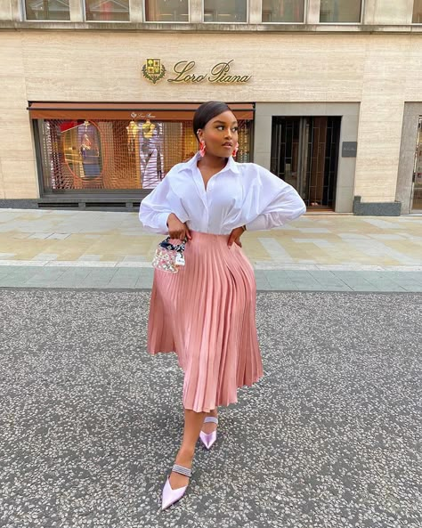 Jupe Outfit, Style A Pleated Skirt, Skirt Combinations, Start Showing Up As Her, Stylish Business Outfits, Pleated Skirt Outfit, Happy Monday Everyone, Curvy Fashionista, Outfit Choices