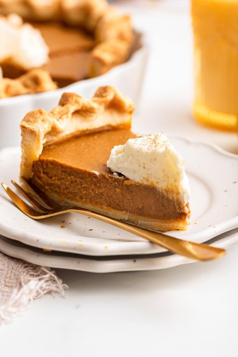 This healthy pumpkin pie is dairy-free and naturally sweetened with maple syrup and coconut sugar. It's super creamy, easy to make and guaranteed to be your new favorite holiday dessert! Dairy Free Pumpkin Pie, Classic Pumpkin Pie Recipe, Creamy Eggnog, Thanksgiving Pie Recipes, Pumpkin Pie Recipe Easy, Dairy Free Pumpkin, Recipes With Whipping Cream, Best Pumpkin Pie, Julie Blanner