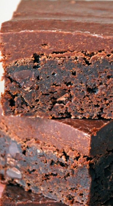 Refrigerator Bakery Brownies - Firm, thick brownies, just like your favorite bakery find! ❊ Refrigerator Brownies, Thick Brownies, Bakery Brownies, Outrageous Brownies, Brownie Ideas, Cookie Tutorials, Scrumptious Desserts, Brownie Bar, Decadent Chocolate