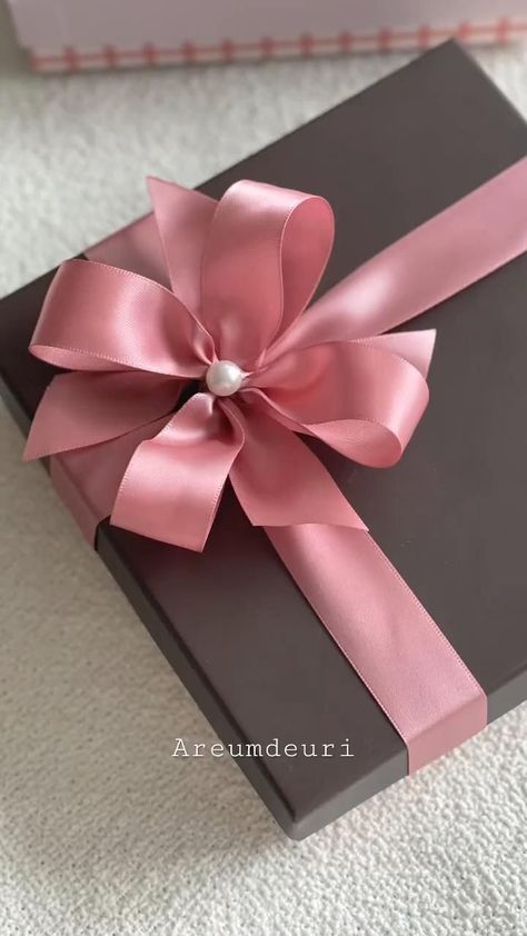 Pretty Gift Wrapping, Pretty Gift Wrapping Ideas, Diy Bouquet Wrap, Bridal Gift Wrapping Ideas, Wrapping Techniques, Gift Wrapping Techniques, Creative Gift Wraps, Ribbon Crafts Diy, Gift Wrapping Inspiration