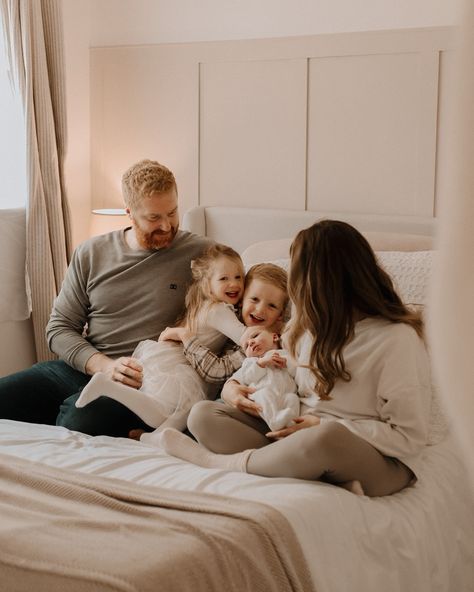 🤎Snuggled up where love lives🤎 Welcome to the world baby Coral xx So lovely to capture this sweet family again, this time welcoming baby number three into their home. In Home Family Pictures, Family Photo Shoot At Home, Bed Family Photoshoot, Couch Family Photoshoot Indoor, Family Bedroom Photoshoot, Bedroom Family Photoshoot, Family Photos On Bed, At Home Family Photoshoot Ideas, Lifestyle Photography Family Bedroom