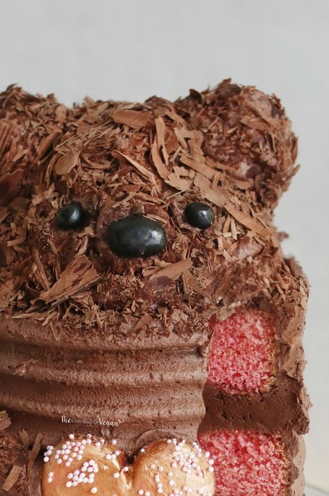 Chocolate bear cake recipe | The Little Blog Of Vegan Bear Cake, Animal Cakes, Food Chocolate, Macaron Recipe, Animal Cake, Bear Party, Bear Birthday, Chocolate Buttercream, Bear Cakes