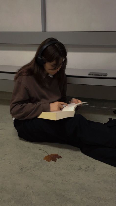 Listening To Music Pfp Aesthetic, Reading And Listening To Music Aesthetic, Person Listening To Music Reference, Reading While Listening To Music, Holding Phone Aesthetic, Aesthetic Listening To Music, Music Listening Aesthetic, Someone Listening To Music, Listen To Music Aesthetic