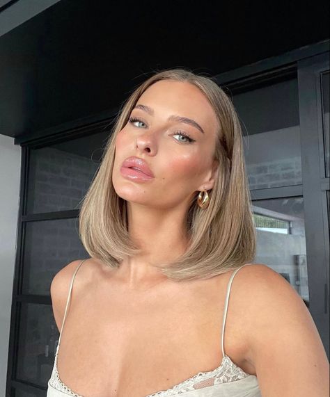 Dark Blonde Bob Hairstyles, Short Blonde Hair Inspo Aesthetic, Kim Kardashian Blonde Bob, Old Money Blonde Bob, Short Straight Blonde Hair, Blond Bob Aesthetic, Kourtney Kardashian Blonde Bob, Short Dark Blonde Hair, Midi Bob