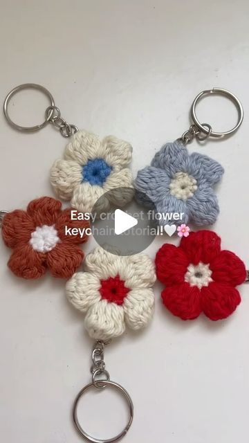 Daily Crochet and knitting on Instagram: "Check out this easy crochet flower keychain tutorial!🧶 📸: @ammi.handmade (IG & Etsy⬅️)" Crochet Phone Charm Tutorial, Crochet Flowers Keychain, Crochet Flower Keychain Pattern, Easy Keychain Crochet, Flower Keychain Crochet, Crochet Keychain Tutorial, Easy Crochet Keychain, Easy Keychain, Crochet Flower Keychain