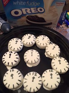 New Year's Eve - DIY - clocks strike midnight - made from Oreos dipped in white chocolate with piped on clock markings Midnight Cookies, New Years Eve Party Ideas Food, New Years Eve Dessert, Diy Party Food, Diy Clocks, Holidays Crafts, New Years Eve Day, New Year's Desserts, New Years Eve Food