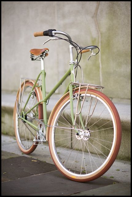 green bike Vw Minibus, Green Bicycle, Green Bike, Velo Vintage, Cycle Chic, I Want To Ride My Bicycle, Beautiful Bike, Custom Bike, Vintage Bike