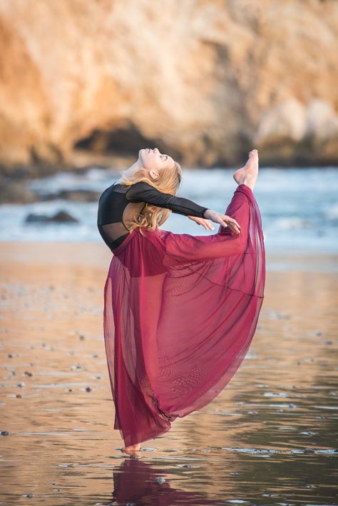 Senior Dance Picture Ideas, Dance Photoshoot Ideas Outdoors, Dancer Photography Outdoor, Outdoor Pointe Photoshoot, Dancer Senior Picture Ideas, Dance Poses For Pictures Photo Shoots, Senior Photo Ballet, Dance Nature Photoshoot, Ballet Dancer Photography