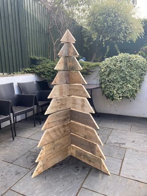 Pallet Wood Xmas Trees, Wooden Pallet Trees Christmas, Pallet Outdoor Christmas Decor, Christmas Trees Made Out Of Pallets, Light Up Deer Christmas Outside, Wood Christmas Tree Outdoor, Christmas Wood Pallet Projects, Pallet Wood Christmas Trees, Pallet Crafts Christmas