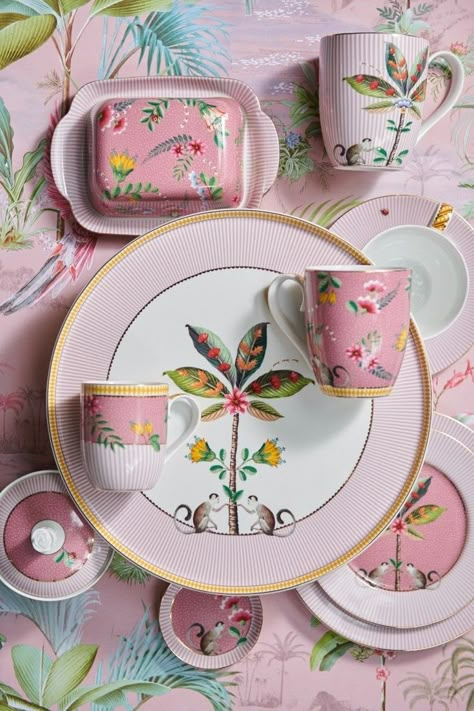 La-majorelle-pip-studio-pink-dinnerware-table-decorations-Pip-studio-porcelain-Servies-Servies-modern-Servies-patronen-Pip-Studio-servies-Pip-Studio-Geschirr-Platten Blue Blanc, Lever Arch Files, Deco Pastel, Picnic Hamper, Pretty Tea, Cake Tray, Pretty Mugs, Pretty Plates, 40th Gifts