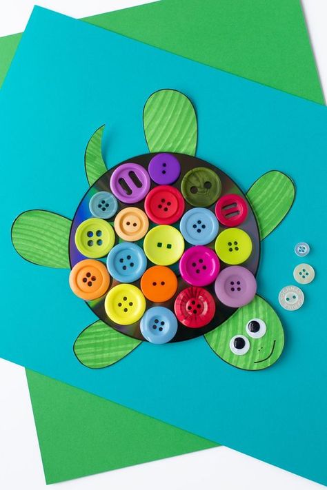 Kids will love making this cute turtle craft with upcycled CDs, buttons, and paper! This craft includes a free printable template. Crafts With Cds, Candlestick Crafts, Turtle Craft, Sea Animal Crafts, Turtle Crafts, Upcycling Projects, Cd Crafts, Diy Upcycling, Toy Gifts