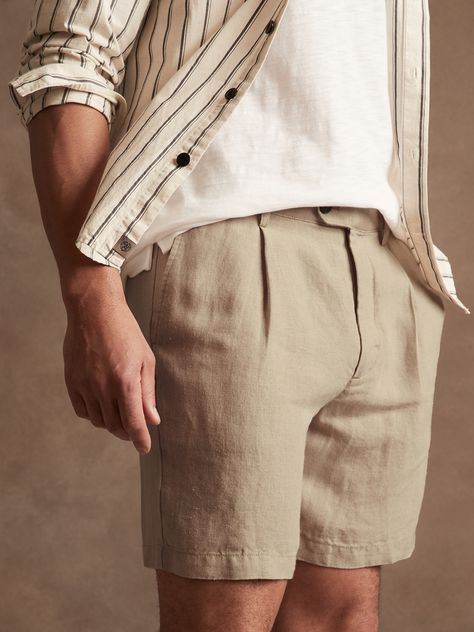 Casual and lightweight, these single pleat linen shorts are a smart style when temperatures soar.  Secure them with your favorite burnished leather belt for rugged appeal.  STRAIGHT FIT: Straight through the hip and thigh.  Zip fly with button closur Men’s Shorts Style, Mens Shorts Outfits Casual, Linen Shorts Outfit Men, Short Shorts Men, Mens Shorts Fashion, Linen Shorts Outfit, Linen Shorts Men, Shorts Outfit Casual, Summer Wear Men