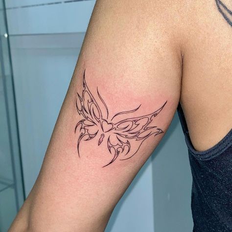 Simple Tats For Women, Eye Angel Tattoo, Patchwork Tattoo Ideas Upper Arm, Behind Arm Tattoo Women, Tiny Arm Tattoos For Women, First Time Tattoo Ideas Woman, Behind Arm Tattoo, Big Tattoos For Women, Seamless Tattoo