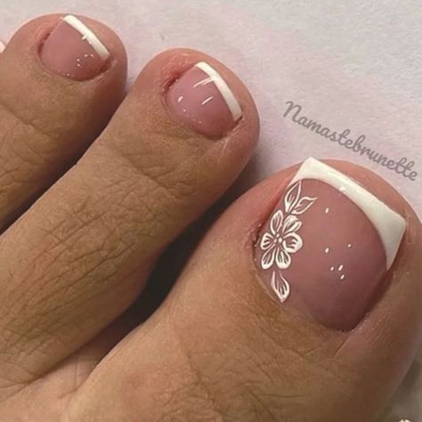 There's a new beauty trend taking over Instagram and it's absolutely stunning. Say hello to "quartz nails". White Pedicure With Flower, French Tip Pedicure With Design, French Tip Toe Nails With Design, Quartz Nail, April Nails, Pink Chrome Nails, Pretty Toe Nails, Summer Toe Nails, Pedicure Designs