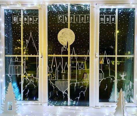 Christmas Decor Harry Potter, Harry Potter Window Painting, Christmas Window Marker Ideas, Hogwarts Window, Harry Potter Window Decoration, Harry Potter Window, Harry Potter Window Display, Posca Pens Art Window Christmas, Window Crismas Paint