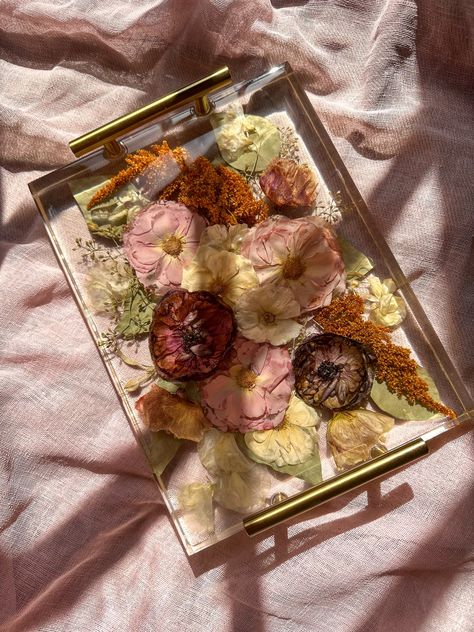 Turn the beauty of your wedding flowers into a functional piece of art with a custom resin tray. Preserve the essence of your special day in a way that's both beautiful and meaningful. Resin Wedding Flowers, Resin Ideas Projects, Resin Wedding, Resin Trays, Flower Preservation, Resin Tray, Resin Ideas, Into Art, How To Preserve Flowers