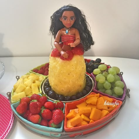 Moana Doll "Fruit". Perfect for kids with allergies. Or when school wont allow cupcakes. Moana Fruit Platter. Moana Disney Food Idea. Moana Disney. Moana Fruit Ideas. Moana Maui Fruit Platter  Doll "Fruit" Cake! Moana Fruit Platter, Moana Birthday Party Ideas Food, Moana Party Food, Fruit Tray Ideas For Party, Moana Food, Moana Doll, Fruit Tray Ideas, Moana Birthday Party Theme, Fruit Juice Packaging