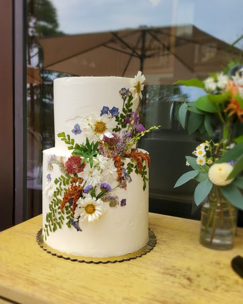 Naked Flower Cake, Wildflower Wedding Cakes, Wedding Cakes With Edible Flowers, Wedding Cake With Real Flowers, Cake With Pressed Flowers, Cake With Real Flowers, Pressed Flower Wedding Cake, Real Flower Cake, Pressed Flower Cake