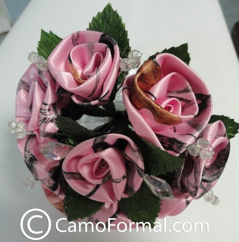 Pink camo so cute!!! Camo Wedding Ideas, Camo Flowers, Pink Camo Wedding, Camo Decor, Camo Wedding Dresses, Camouflage Wedding, Camo Wedding, Wedding Country, Camo And Pink