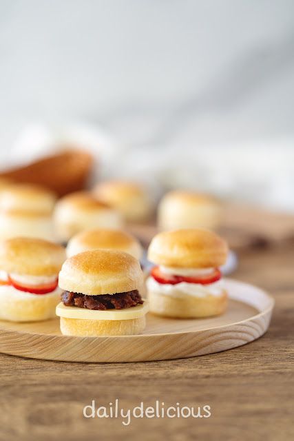 dailydelicious: Soft and fluffy Mini buns Burger Rolls, Mini Burger Buns, Mini Bun, Sweet Red Bean Paste, Mini Burger, Sweet Red Bean, Red Bean Paste, Mini Sandwiches, Mini Burgers