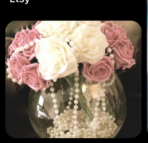 Vase With Pearls And Flowers, Pink And Pearl Centerpieces, Pastel And Pearls Theme, Pearl Floral Centerpiece, Vase With Pearls, Fish Bowl Diy Decor, Pearl And Flower Centerpieces, Rose Gold And Pearls Decorations, Pearl Flower Arrangements