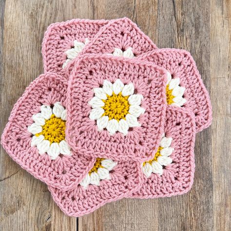 This pattern is quick to work up as it uses a chunky yarn. These gorgeous daisy granny squares would be perfect for a blanket, throw or to turn into a cardigan. I am going to be turning mine into a… Daisy Granny Square Pattern, Flower Granny Squares, Flower Granny Square Pattern, Juliette Gordon Low, Crochet Flower Granny Square, Crochet Flower Granny Square Pattern, Granny Square Pattern Free, All About Ami, Daisy Granny Square