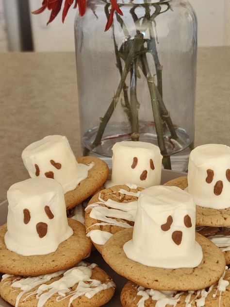 Milano Ghost Cookies, Ghost Chocolate Chip Cookies, White Chocolate Ghost Brownies, Ghost Marshmallows, Ghost Cookies Halloween, Ghost Cookies Nutter Butter, Marshmellow Ghost Treats, Halloween Marshmallows, Marshmallow Halloween