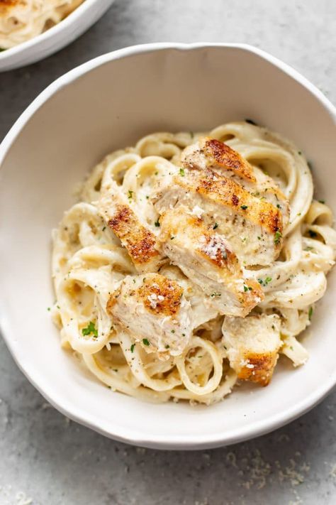 This Chicken Fettuccine Alfredo pasta recipe is better than the Olive Garden's! It's loaded with garlic, heavy cream, cream cheese (the secret ingredient), parmesan, butter, and it's incredibly delicious! It's sure to become a family dinner favorite. Olive Garden Chicken Alfredo Recipe, Pasta Alfredo Receta, Easy Chicken Fettuccine, Pasta Alfredo Con Pollo, Chicken Fettuccine Alfredo Recipe, Easy Chicken Fettuccine Alfredo, Creamy Garlic Chicken Pasta, Chicken Alfredo Fettuccine Recipe, Fettuccine Alfredo Recipe