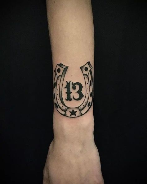 🔥🔥 American Traditional Tattoo Guide 🔥🔥 +60 designs Horse Shoe Traditional Tattoo, Cowboy American Traditional Tattoo, Cowboy Traditional Tattoo, Traditional Horseshoe Tattoo, Traditional Tattoos Women, Traditional Tattoo Horse, 13 Tattoo Ideas, Lucky 13 Tattoo, Traditional Shark Tattoo