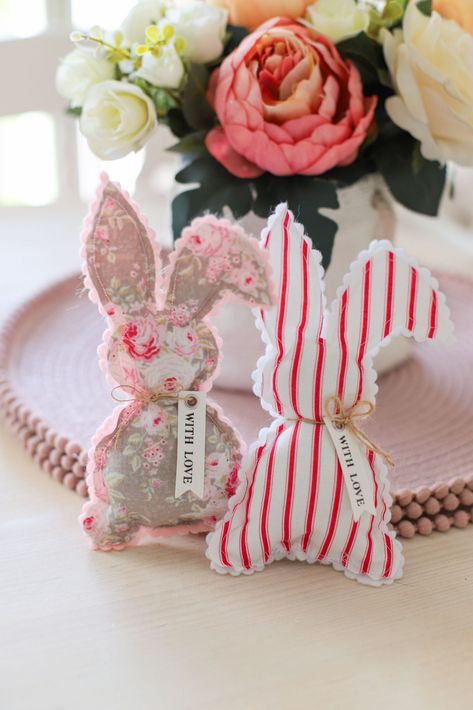 Easy Sew Easter Bunnies Crafts To Sew, Easter Fabric Crafts, Easter Craft Decorations, Easter Fabric, Trendy Diy, Front Porch Christmas Decor Ideas, Porch Christmas Decor Ideas, Easy Easter Crafts, Spring Easter Crafts