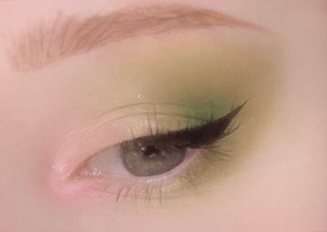 Green eyeshadow, green and pink eyeshadow, green makeup, pink inner corner, eyeliner, green eyes, shimmering makeup Pretty Spring Makeup, Simple Fairy Eye Makeup, Pink And Green Concert Outfit, Simple Sage Green Eye Makeup, Fairy Simple Makeup, Pale Green Eyeshadow, Green Earthy Makeup Looks, Earthy Green Makeup, Soft Green Eyeshadow Looks