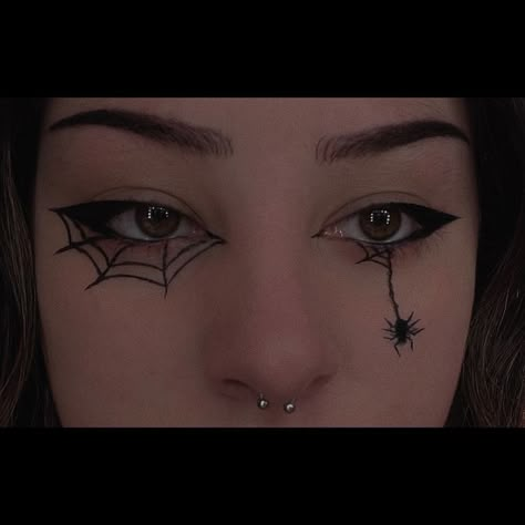 Spider Inspo Makeup, Spooky Face Paint Easy, Halloween Makeup Cobweb, October Makeup Looks Simple, Spiderwebs Eyeliner, Very Simple Halloween Makeup, Easy Halloween Eyeliner Ideas, Spider Women Makeup, Web Eyeliner Spider