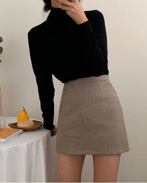 Turtle Neck Office Outfit, Short Winter Skirt Outfit, Korean Winter Outfits Skirts, Skater Skirt Winter, Winter Skirt Fashion, 6th Form Outfits, Form Outfits, Black Top Outfit, Korean Winter Outfits