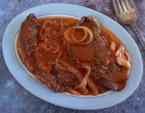 Steaks in tomato sauce Easy Chicken And Rice, Gluten Free Potatoes, How To Peel Tomatoes, Creamy Tomato Sauce, Tomato Sauce Recipe, Cheese Casserole, Boiled Potatoes, Peppers Recipes, Tomato Recipes