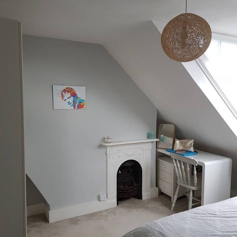 31 Likes, 9 Comments - Kate McCurrach (@stitchykate) on Instagram: “Farrow and Ball Dimpse. It is such a beautiful grey. It isn't cheap but their colours always work…” Dimpse Farrow And Ball, Farrow And Ball Dimpse, Healing Bedroom, Farrow And Ball Hallway, Farrow And Ball Bedroom, Light Grey Walls, Farrow And Ball Paint, Farrow And Ball, Gray Bedroom