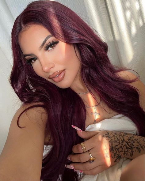 Pelo Color Borgoña, Pelo Color Vino, Black Cherry Hair, Wine Hair Color, Dark Red Hair Color, Maroon Hair, Cherry Red Hair, Wine Red Hair, Wine Hair