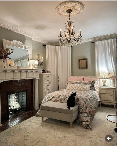 Nyc Apartment Bedroom, Bedroom Layouts For Small Rooms, Townhouse Interior, Parisian Aesthetic, Classy Bedroom, Apartment Bedroom Decor, Apartment Aesthetic, Dreamy Room, Nyc Apartment