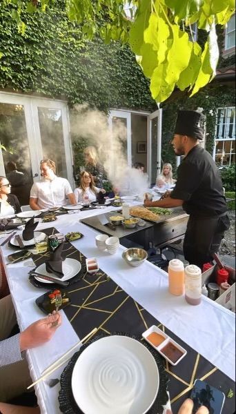 Private Hibachi Party, Hibachi Dinner Table Set Up, Backyard Candle Light Dinner, 40th Birthday Hibachi, Hibachi Catering Ideas, Hibachi Party Table Setting, Hibachi Bday Party, Hibachi Dinner Party Ideas, Hibachi Night Party