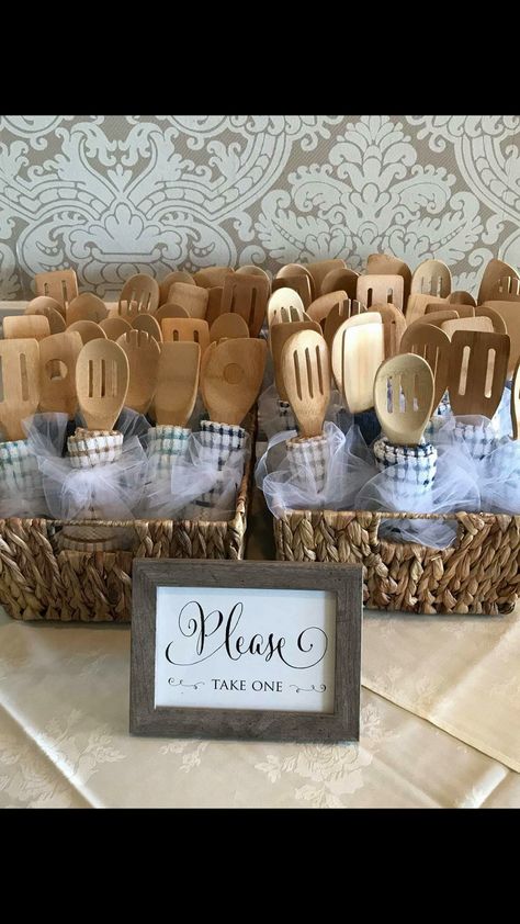 Simple Giveaways Ideas, Kitchen Tea Gift Ideas For Guests, House Warming Souvenir Ideas, Rustic Wedding Giveaways Gift Ideas, Wedding Shower Hostess Gift Ideas, Hostess Gift Ideas Bridal, Kitchen Bridal Shower Basket, Souvenir Ideas Wedding, Cooking Party Favors