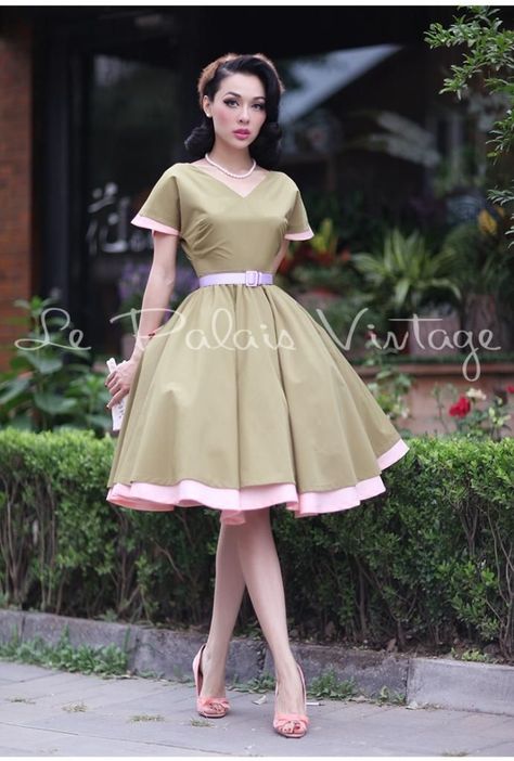 a424ed4bd3a7d6aea720b86d4a360f75desc42934484ri Victory Rolls, Anime Show, Fifties Fashion, Fur Coat Vintage, Fashion 1950s, Vintage 1950s Dresses, Retro Mode, Vestidos Vintage, 50s Dresses