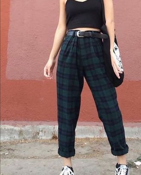 grunge dark green and dark blue high waisted and cuffed plaid plants. Grunge Winter Outfits, Grunge Outfits Edgy, Outfit Inspirations Edgy, Instagram Aesthetic Fashion, Dress In Autumn, Blue Plaid Pants, Brown Pixie, Grunge Outfits Winter, Green Plaid Pants