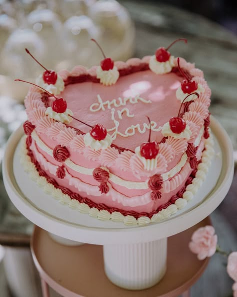 Vintage cake pink and red Pink Bridal Shower Theme, Galentines Day Ideas, Bebe Shower, Pink Bachelorette Party, Long Lunch, Valentines Party Decor, Pink Bachelorette, The Romantics, Bridal Shower Inspo