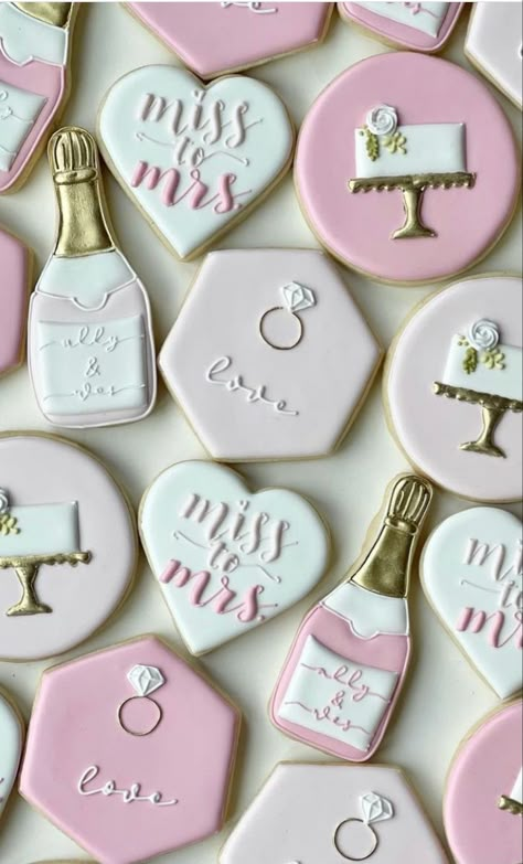 Pink Kitchen Tea Ideas, Team Bride Cookies, Hen Party Cookies, Hen Do Cookies, Hens Party Cookies, Bride Cookies Decorated, Bachelorette Party Cookies Decorated, Bridal Shower Cookies Pink, Bachelorette Sweets