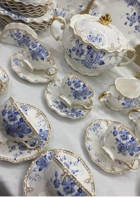 Victorian Room, Crockery Design, Tea Cup Collection, Vintage Crockery, Pretty Tea Cups, Pretty Tea, Pretty Mugs, Dinner Table Setting, Antique Dishes